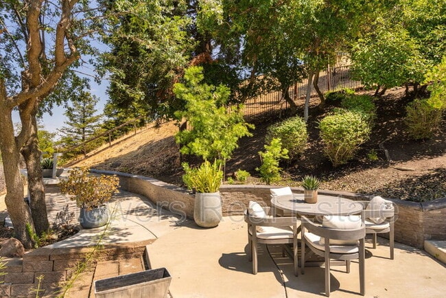 Building Photo - 357 La Casa Via