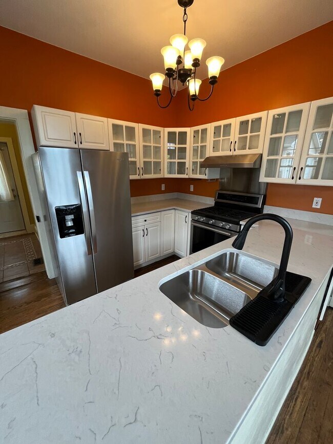 Building Photo - Premium location!  Downtown 3BR 2.5BA with 2 car garage