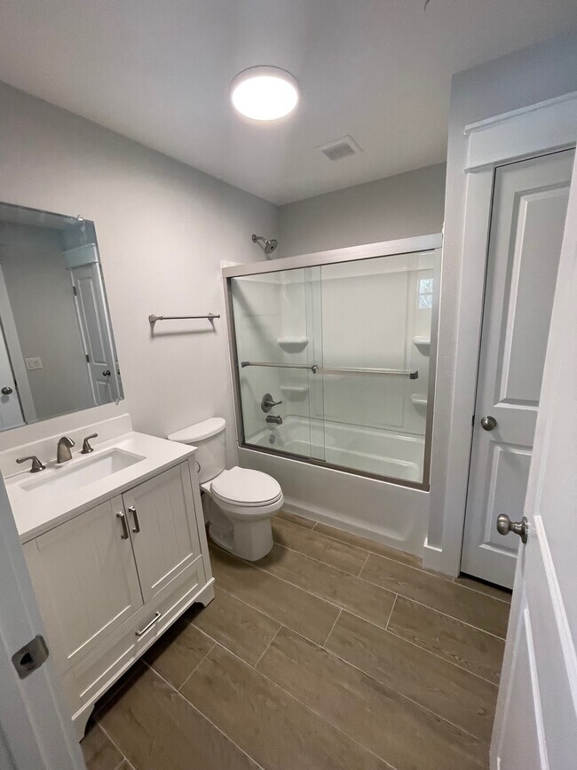 Building Photo - 51 Yacht Club Dr NE