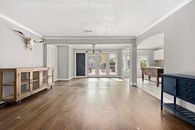 Building Photo - 827 W 43rd St
