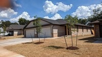 Building Photo - 3 Bed 2 Bath 2 Car Duplex Freedom Villas in Midwest City, OK
