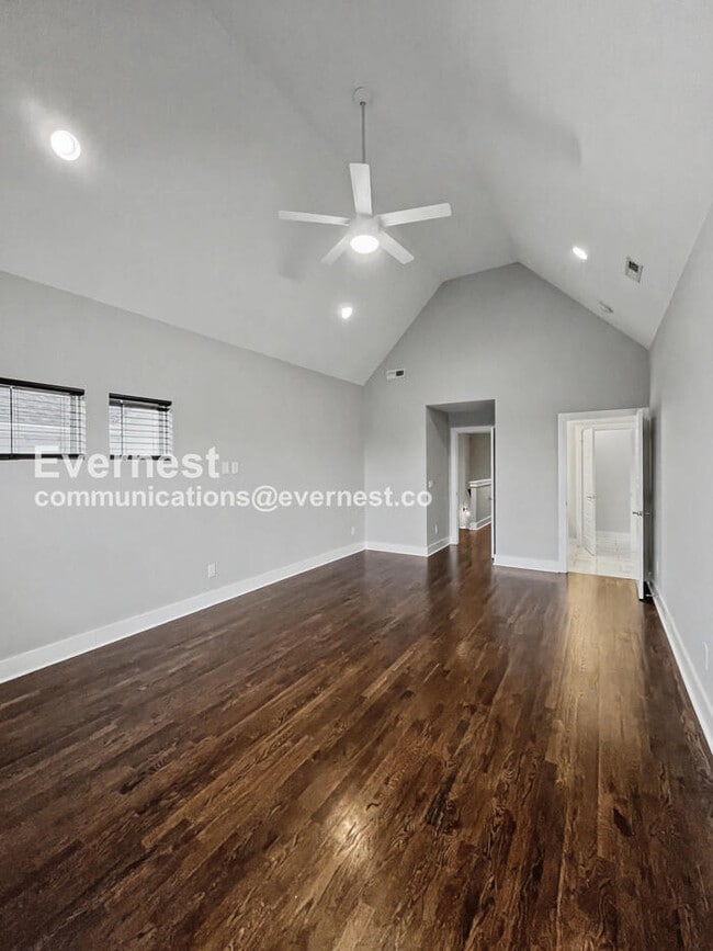 Building Photo - 2332 Oak Ct