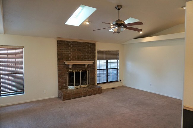 Building Photo - 785 Kingsgate Rd