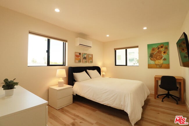 Building Photo - 918 N San Vicente Blvd