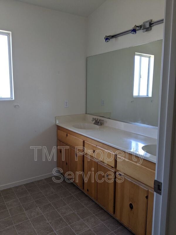 Building Photo - 2537 Brunswick Dr