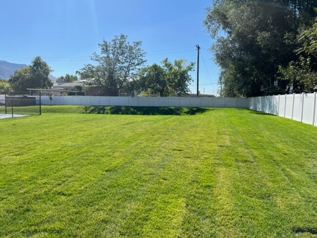 Building Photo - Beautiful end unit with pickle ball court.