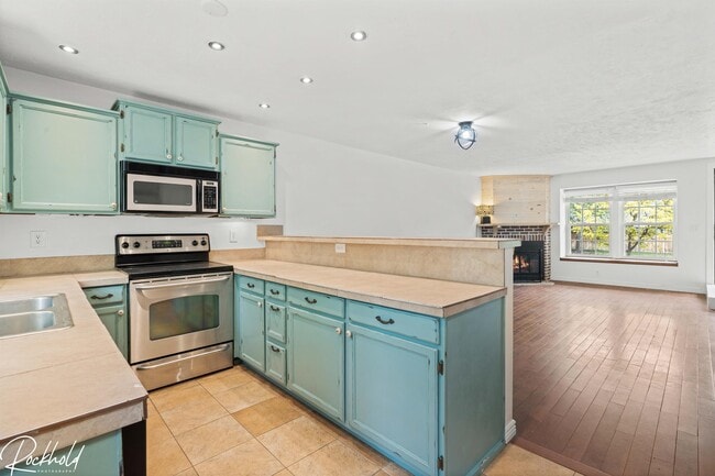 Building Photo - 1253 S Flower Cir
