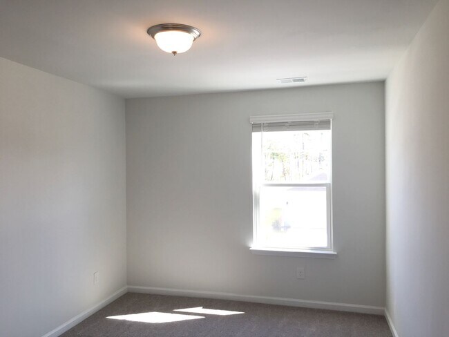 Building Photo - 4 Bedroom 2.5 Bath House in McKewn - Ladson