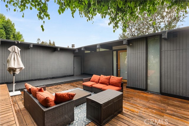 Building Photo - 3339 N Knoll Dr