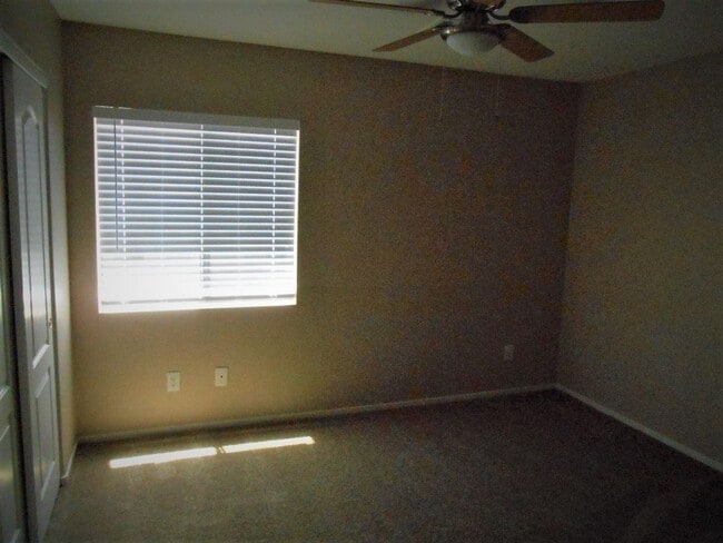 Building Photo - Beautiful Spacious Townhome in Gated Community