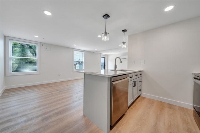 Building Photo - Newly Renovated 1BR & 2BR Apartments in Vinton - Premium Finishes!