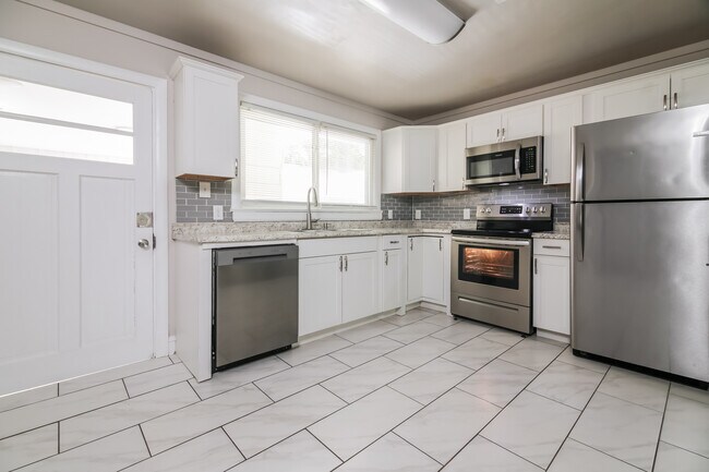 Building Photo - 105 Pineland Cir