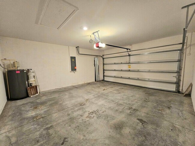 Building Photo - 3050 Beacon Dr