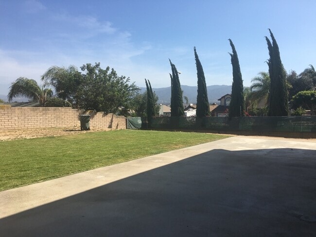 Building Photo - Stunning 5-Bedroom Home for Rent in Desirable Corona Neighborhood!