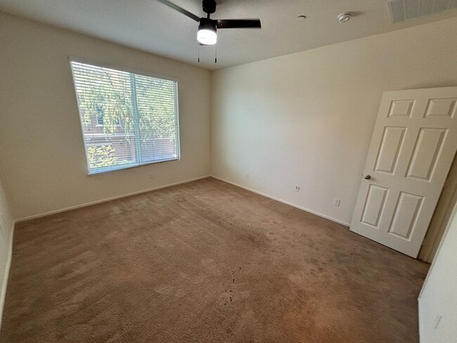 Building Photo - GUARD GATED 3 BED 2.5 BATH 2 CAR GARAGE TOWNHOUSE w/ 3 FLOORS