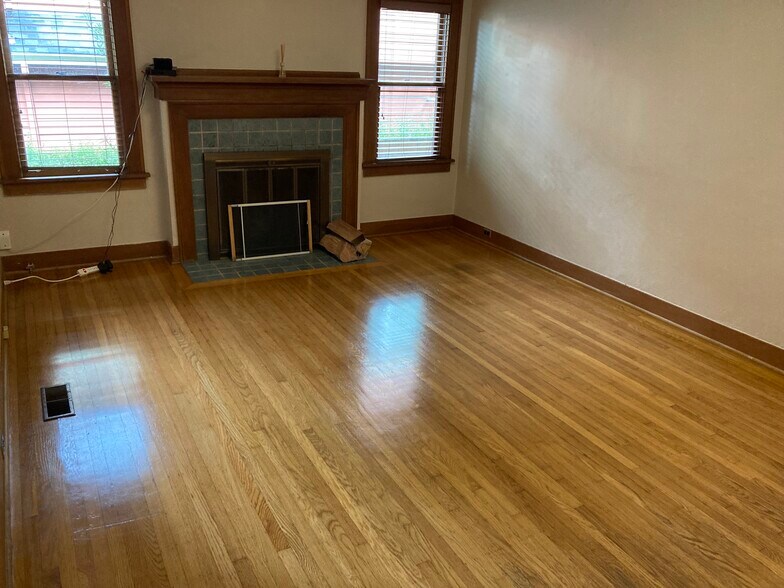 Living room - 5516 NE 32nd Pl