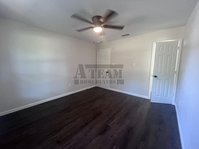 Building Photo - Beautifully updated 3-bedroom, 2-bath home