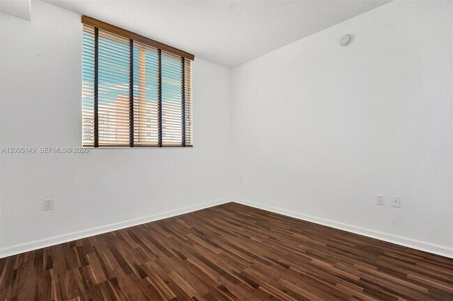 Building Photo - 2775 NE 187th St