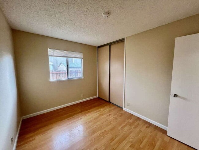 Building Photo - 827 Crested Dr