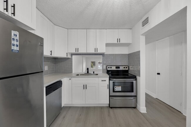 Building Photo - 904 Banks Rd