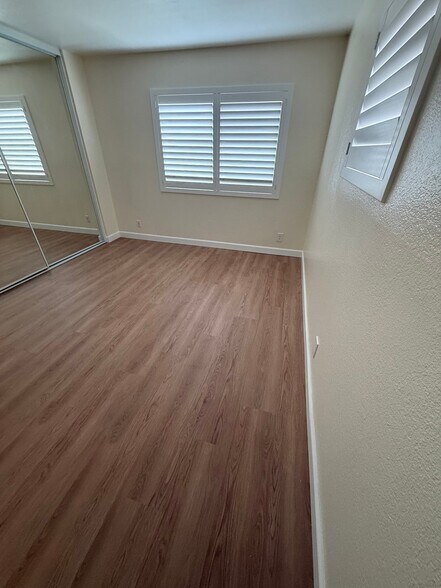 Building Photo - 1046 N Vista Ave