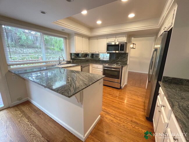Building Photo - Large 3 Bedroom, 2.5 Bathroom, Great Neigh...