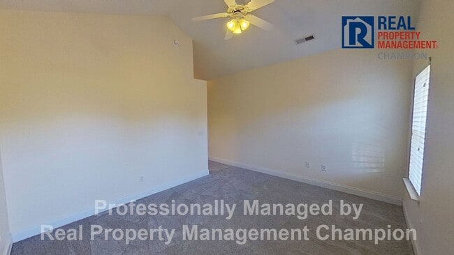 Building Photo - End Unit Condo with Open Floorplan and Split Bedrooms