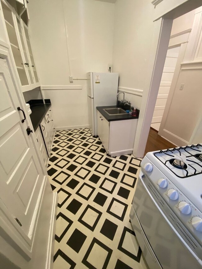 Building Photo - Cute CORNER 1 BR- high ceilings, clawfoot tub, up to 3 pets! NEW SPECIALS!