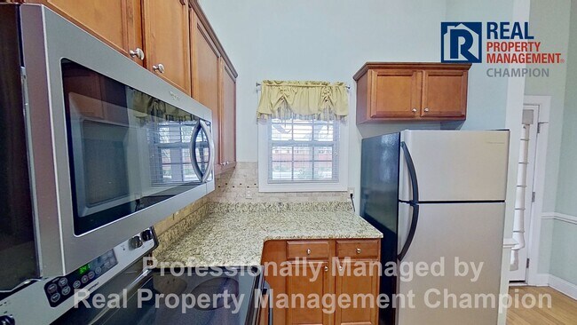 Building Photo - 3 BD/2.5 BA Townhouse w/Open Floorplan, Split Bedrooms and Garage