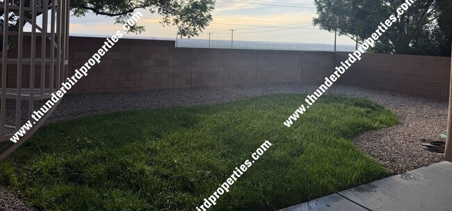 Building Photo - 3 Bedrooms, 2 baths with Valley views in N...