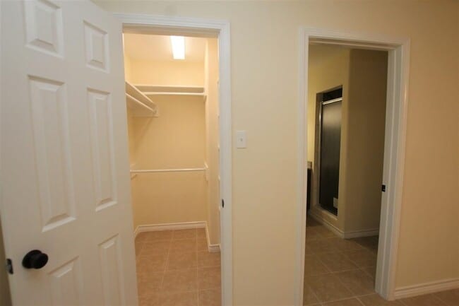 Building Photo - 4605 S Zapata Hwy