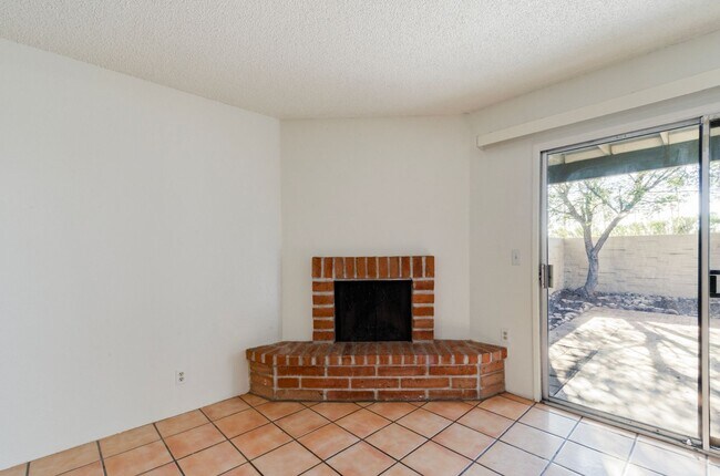 Building Photo - Cozzy Townhome with incredible mountain views! New Kitchen Appliances!