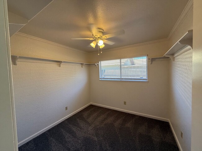 Building Photo - 4-bedroom single story in East Modesto!