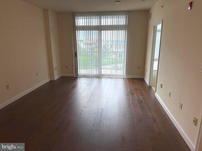 Building Photo - 5750 Bou Ave