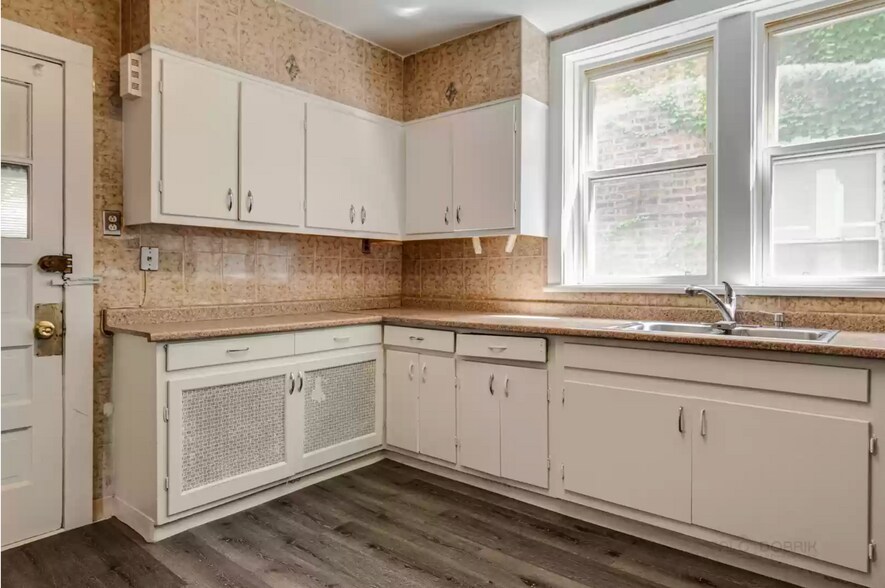 kitchen - 5725 N Bernard St