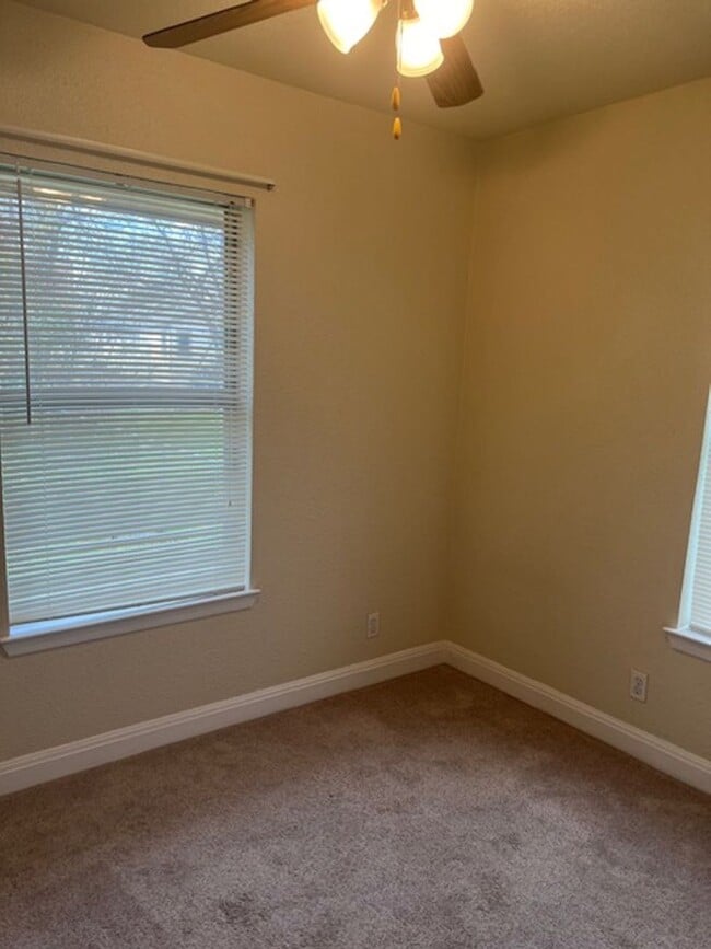 Building Photo - 2 Bedroom 1 Bathroom Old Town Home