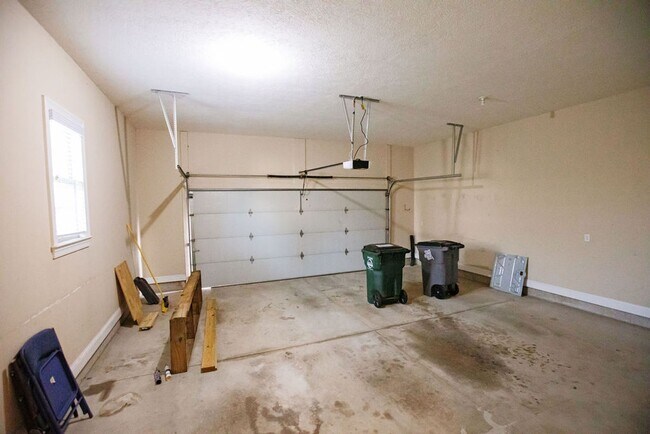 Building Photo - 3 Bed (with 4th bed potential downstairs),...