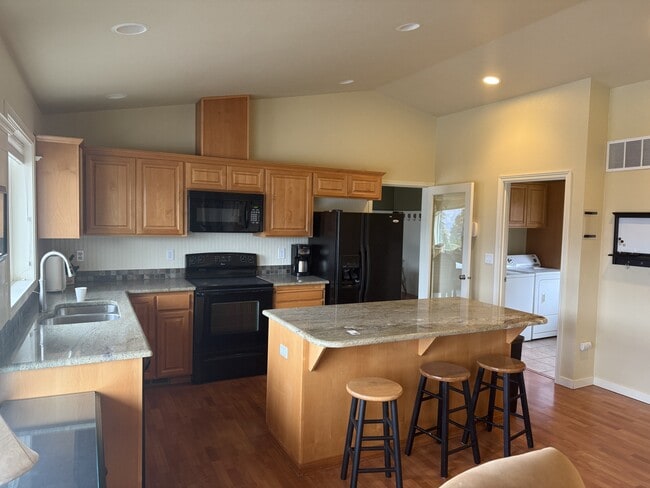 Building Photo - 165 Coral St