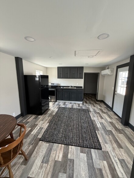 Building Photo - 710.5 W 8th St