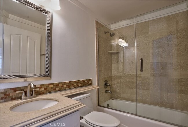 Building Photo - 930 N Doheny Dr