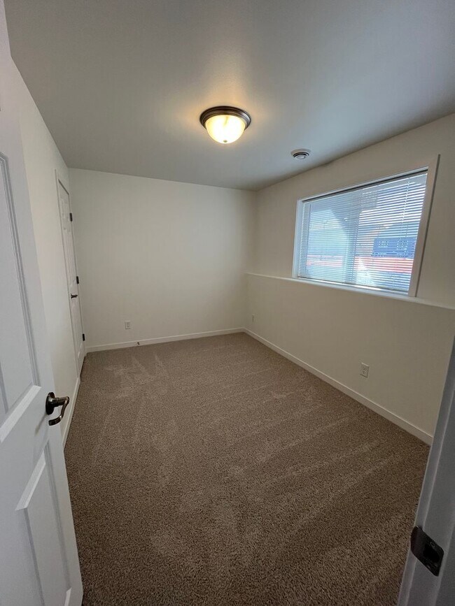 Building Photo - 3 Bed 3 Bath TownHome