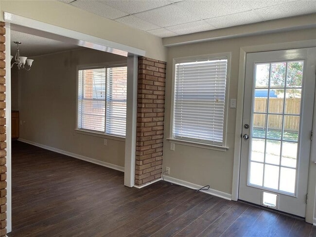 Building Photo - 121 Tuna St