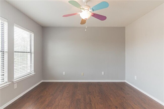 Building Photo - 1908 Candlelight Dr