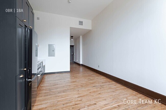 Building Photo - 310 E 39th-S3