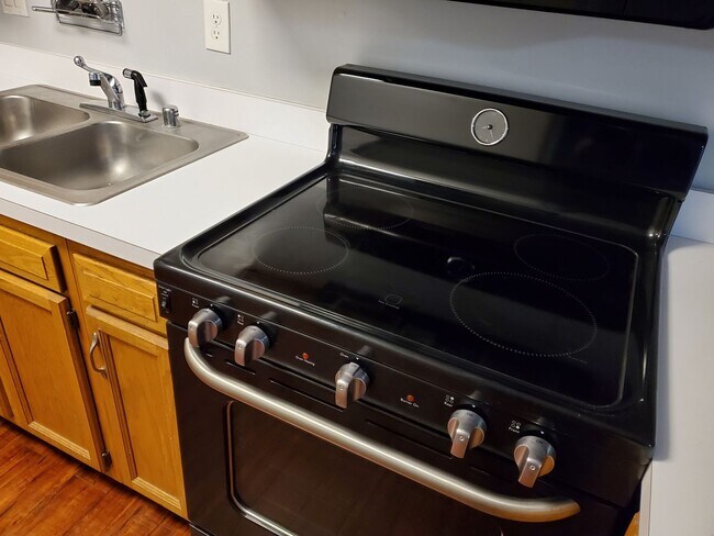 Building Photo - AVAILABLE NOW!  Want a GREAT Location?  Want an Average LGE Bill of $30/mo??  This Beautiful 1 Be...