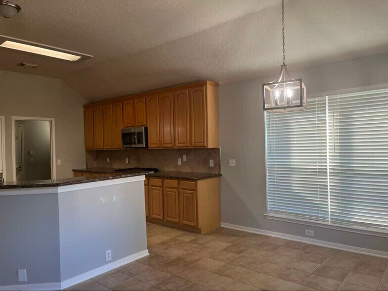 Building Photo - 7411 Maple Run Dr