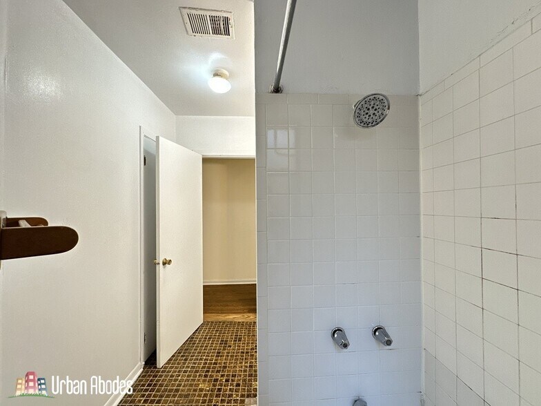 Building Photo - 3147 W Medill Ave