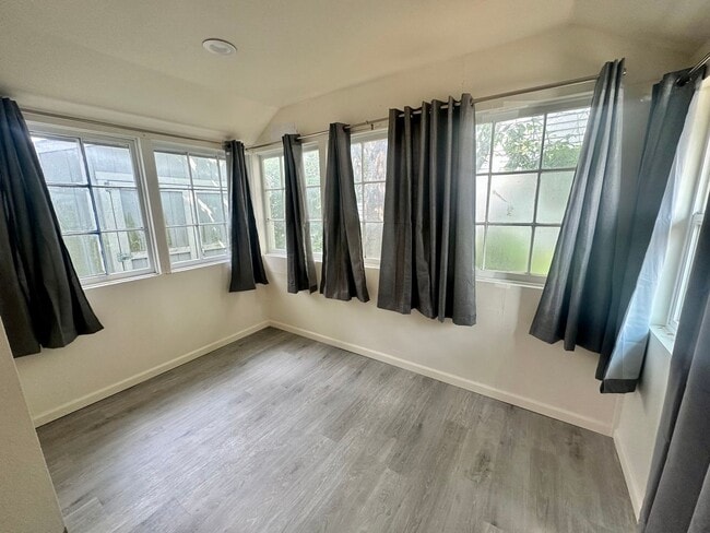 Building Photo - PRELEASING: Available September 2026! 3 bdrm/1 bath House!