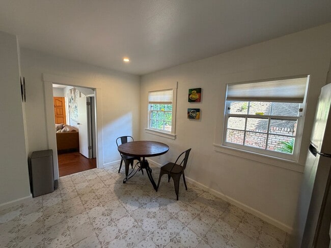 Building Photo - 879 E 28th St