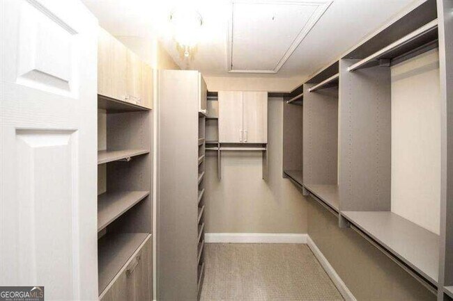 Building Photo - 1004 E Paces Chase